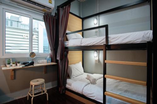 Двухъярусная кровать или двухъярусные кровати в номере Private Stay Hostel