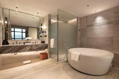 a large bathroom with a tub and a shower at Howard Johnson by Wyndham Jimei Lake Plaza Xiamen in Xiamen