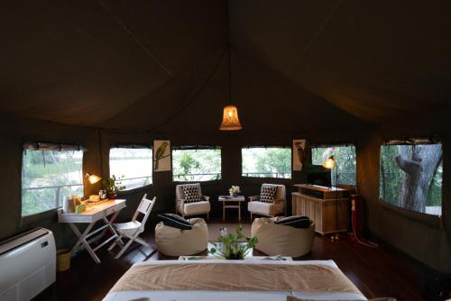 Χώρος καθιστικού στο Flameback Eco Lodge