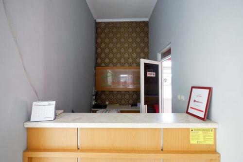- un comptoir dans une pièce avec un comptoir dans l'établissement RedDoorz near Solo Square 3, à Bonorejo