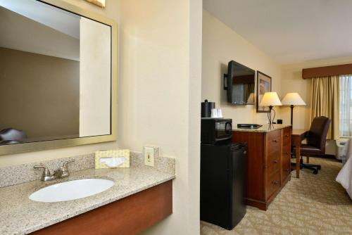 - une salle de bains avec lavabo dans une chambre d'hôtel dans l'établissement Best Western Denver Southwest, à Lakewood