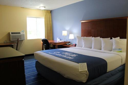 Days Inn & Suites by Wyndham Gunnisonにあるベッド