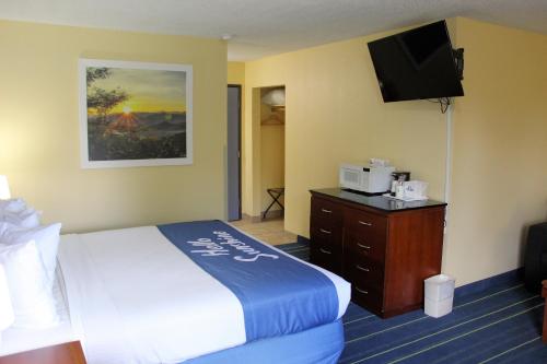 Days Inn & Suites by Wyndham Gunnisonにあるベッド