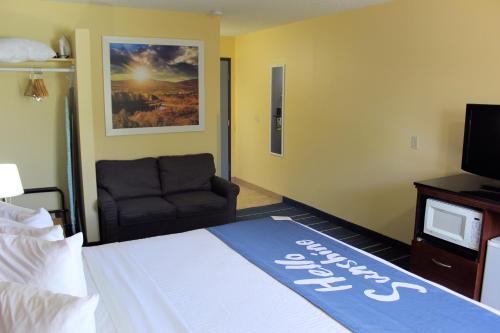 Days Inn & Suites by Wyndham Gunnisonにあるベッド