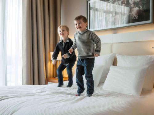 Кровать или кровати в номере Le Louis Hotel Versailles Château - MGallery Collection