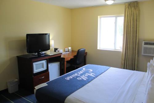Days Inn & Suites by Wyndham Gunnisonにあるテレビまたはエンターテインメントセンター