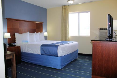 Days Inn & Suites by Wyndham Gunnisonにあるベッド