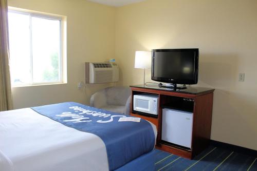Days Inn & Suites by Wyndham Gunnisonにあるテレビまたはエンターテインメントセンター