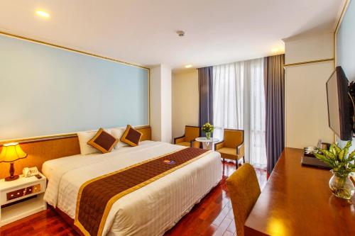 Postel nebo postele na pokoji v ubytování Huong Sen Annex Hotel