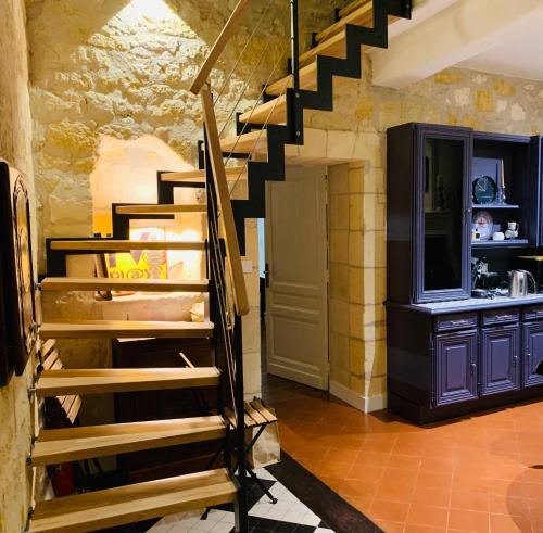 - un escalier en colimaçon dans une chambre avec une cuisine dans l'établissement Maison de Charme St Emilion, à Saint-Émilion
