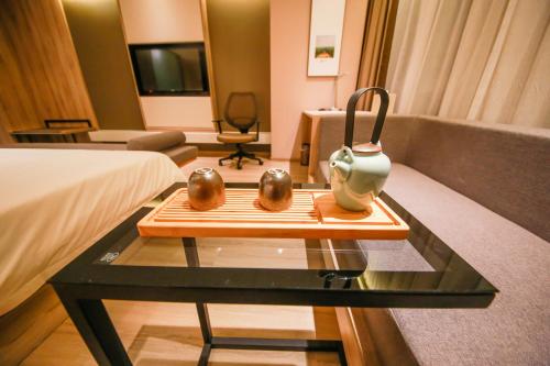 um quarto com uma mesa com dois cocos em Atour Hotel (Nanjing Xianlin University City Shengchuangyuan) em Nanquim