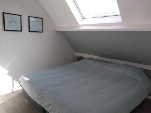 a small bedroom with a bed and a window at Veers Vertier in Veere