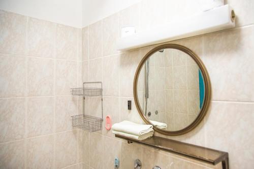 een badkamer met een spiegel en een wastafel bij Apartman Japlenški in Delnice
