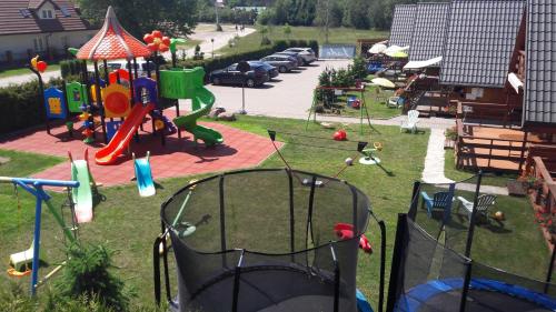 eine Luftansicht eines Spielplatzes im Hof in der Unterkunft Domki LIDO Wicie in Vitte