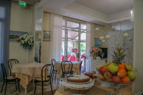 een eetkamer met een tafel met fruit erop bij Hotel Brezza in Rimini