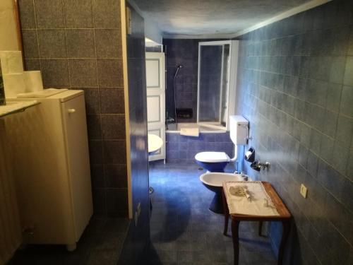 B&B I Lamponi في فارزو: حمام مع مرحاضين ومغسلة