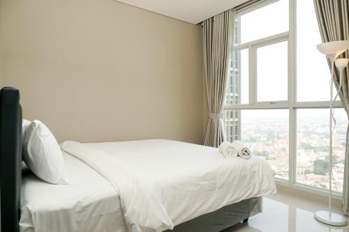 Кровать или кровати в номере Best Location 2BR Ciputra International Apartment By Travelio