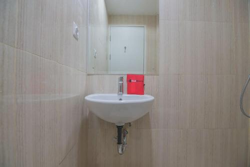 ห้องน้ำของ RedDoorz Apartment @ Sentul Tower