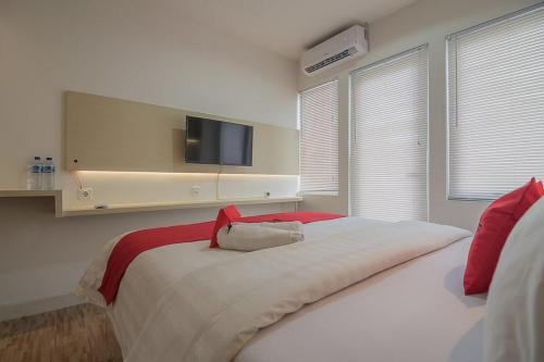 Postel nebo postele na pokoji v ubytování RedDoorz Apartment @ Sentul Tower