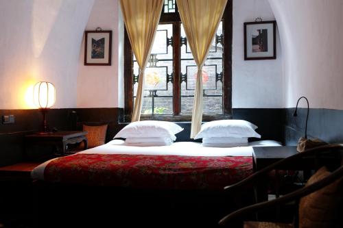Postel nebo postele na pokoji v ubytování Pingyao Yide Hotel
