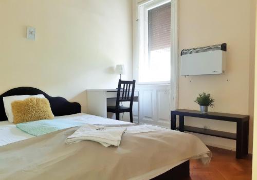 Кровать или кровати в номере Wesselényi Rooms near Gozsdu Udvar