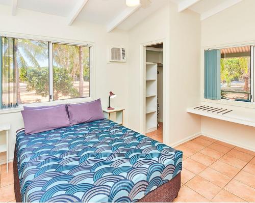 Ένα ή περισσότερα κρεβάτια σε δωμάτιο στο RAC Cable Beach Holiday Park