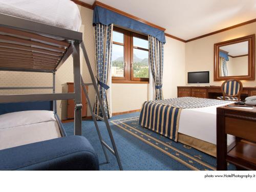 Llit o llits en una habitació de Grand Hotel Trento