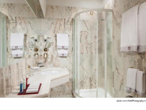 W łazience znajduje się umywalka i prysznic. w obiekcie Grand Hotel Trento w Trydencie