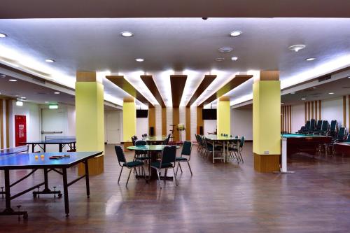墾丁にあるトン マオ リゾート ＆ ホテルの広い客室で、建物内にテーブルと椅子が備わります。