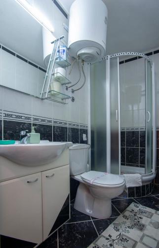 Koupelna v ubytování Apartmani Dačo