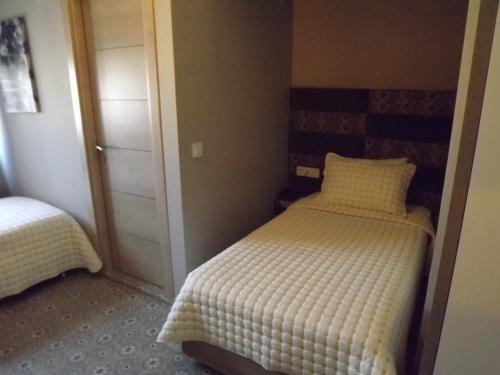 a small bedroom with two twin beds in it at ACR PALAS in Edirne