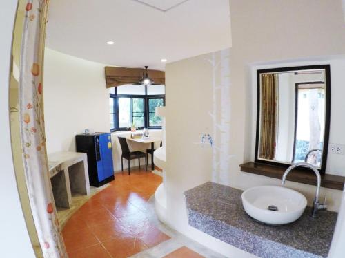 ein Bad mit einem Waschbecken in der Mitte eines Zimmers in der Unterkunft ChiangRai Lake Hill in Chiang Rai