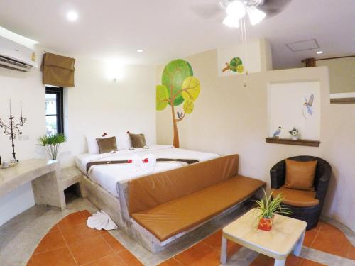 チェンライにあるChiangRai Lake Hillのベッドとベンチ付きの部屋