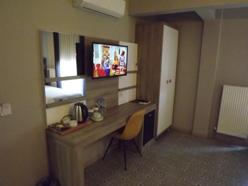 a hotel room with a desk and a mirror at ACR PALAS in Edirne