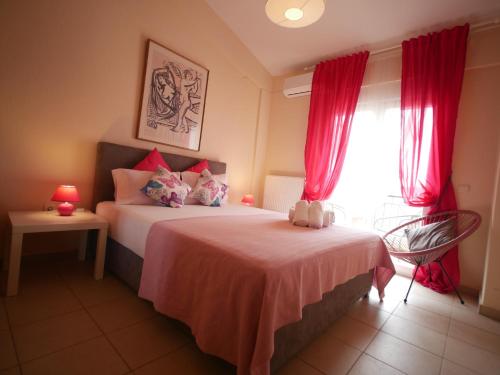 En eller flere senge i et værelse på Villa Kyriaki Nea Iraklitsa 200m from the sandy beach