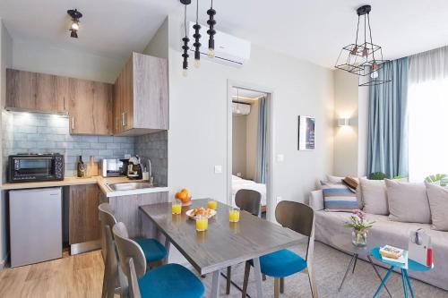 una cucina e un soggiorno con tavolo e sedie di Spacious Suite w. huge balcony + Acropolis view ad Atene
