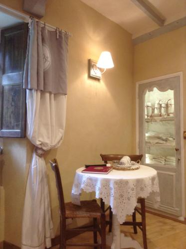 une chambre avec une table, une table et une fenêtre dans l'établissement Le Lavoir de Julia, à Bourgvallées