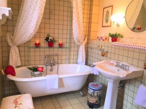 a bathroom with a tub and a sink at ALPENGRUSS Apartment - Zimmer in Seefeld in Tirol