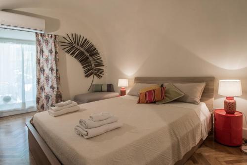 ein Schlafzimmer mit einem Bett mit Handtüchern darauf in der Unterkunft Barù in Chiaia in Neapel