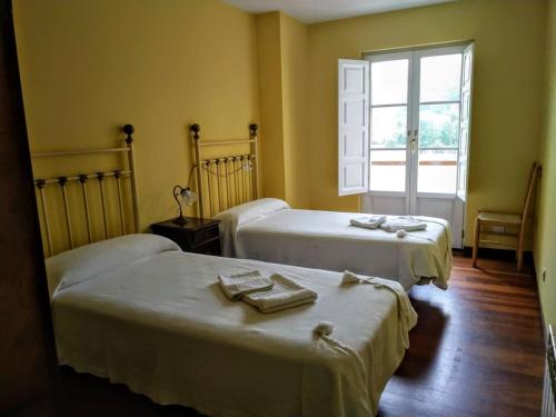 um quarto com duas camas com toalhas em Posada laventa em Selaya