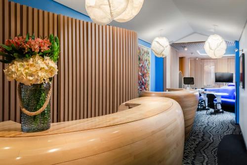 Ένα ή περισσότερα κρεβάτια σε δωμάτιο στο Hôtel du Ministère
