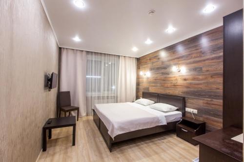 トムスクにあるSlobodaの木製の壁のベッドルーム1室(ベッド1台付)
