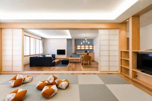 uma sala de estar com um sofá e uma televisão em Kitayuzawa Mori no soraniwa em Date