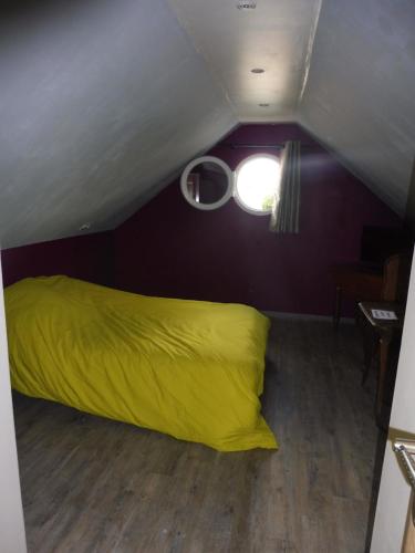 Ένα ή περισσότερα κρεβάτια σε δωμάτιο στο 4 Chambres meublées et un seul studio avec petite cuisine