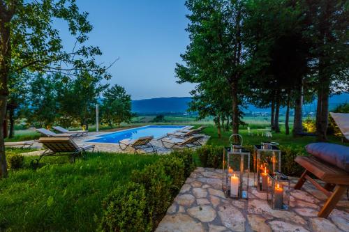 Beautiful cottage with heated pool for 22 ppl