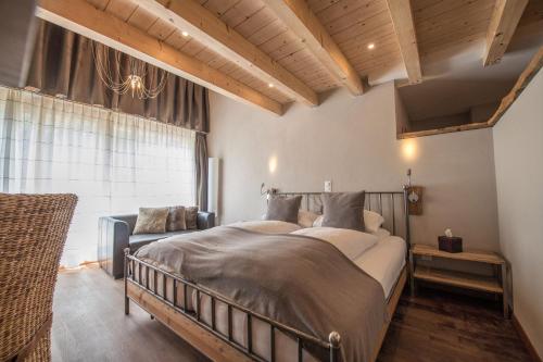 Un dormitorio con una cama grande y una ventana en Alpenlodge en Zermatt