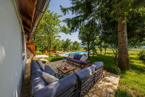 Bazén v ubytování Beautiful cottage with heated pool for 22 ppl nebo v jeho okolí