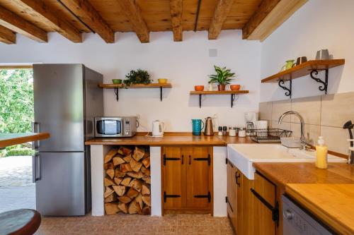 Kuchyň nebo kuchyňský kout v ubytování Beautiful cottage with heated pool for 22 ppl