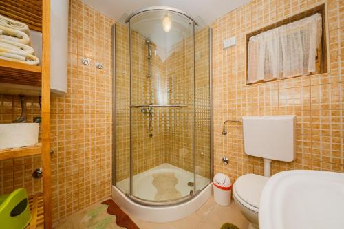 Koupelna v ubytování Beautiful cottage with heated pool for 22 ppl