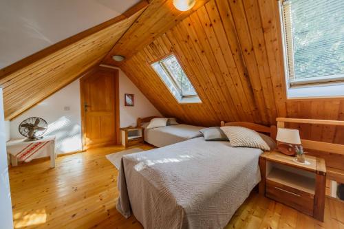Postel nebo postele na pokoji v ubytování Beautiful cottage with heated pool for 22 ppl
